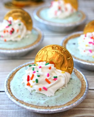 http://www.happygoluckyblog.com/wp-content/uploads/2016/03/St.-Patricks-Day-Mini-Ice-Cream-Pies-3-321x400.jpg